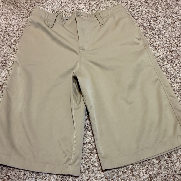 Under Armour Other - Boys Under Armour Size 14 Heat Gear Loose Fit Tan / Khaki Shorts